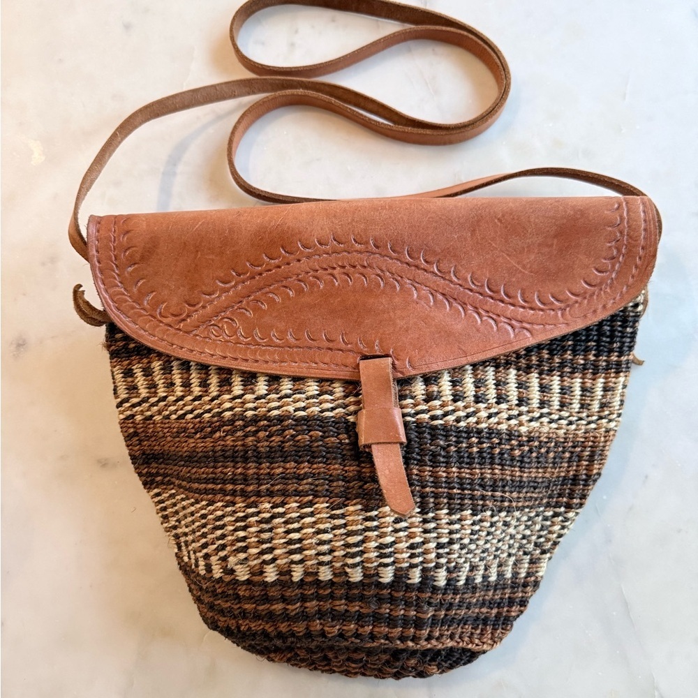 Vintage Handwoven Sisal & Tooled Leather Crossbody Purse Bag Brown Neutral Boho